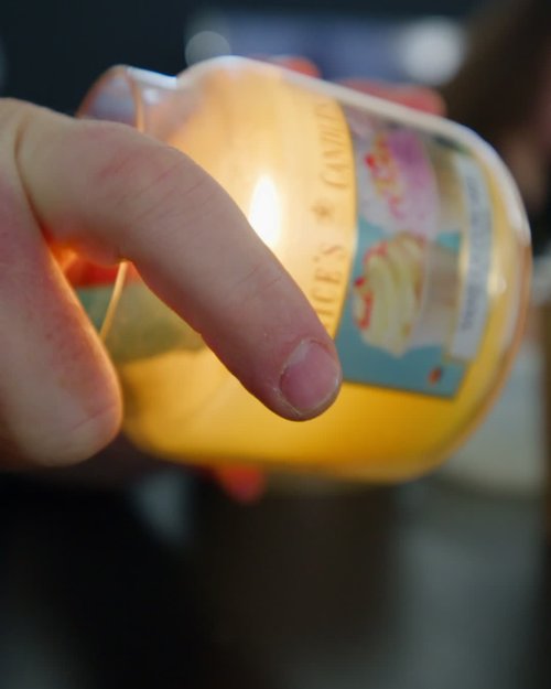 Duftkerze brennt (Kampf dem Essensgeruch), der Kaffeefleck wird kreativ genutzt und die Kollegen flirten heute wieder...